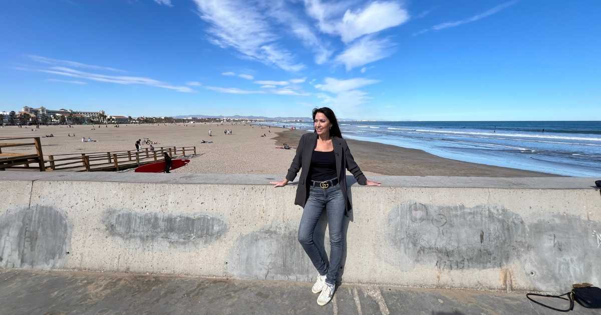 Karen LeBlanc leaning on a wall on Valencia beach.