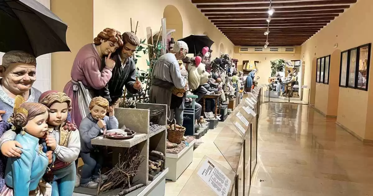 a group of doll or "ninots" in a room.