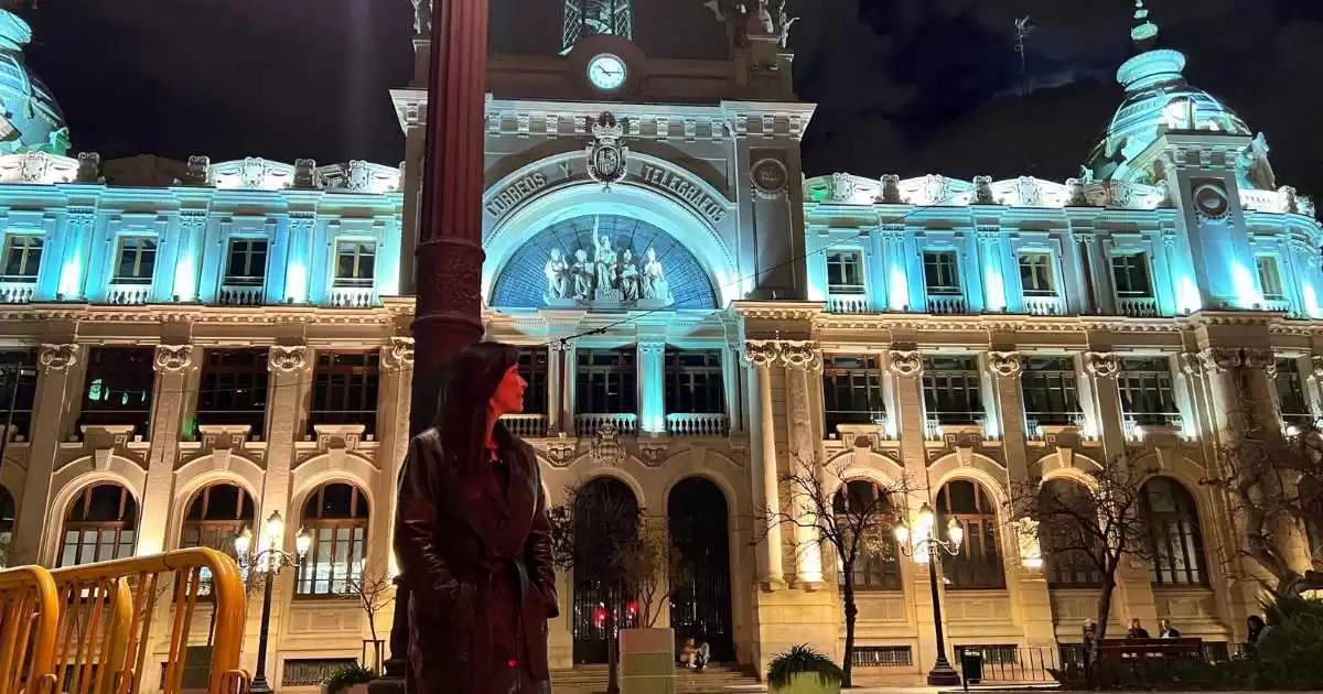 Karen standing in front of Palacio de las Comunicaciones building.