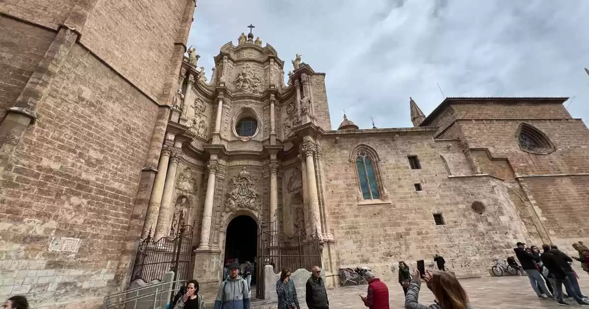 a group of people outside of Valencia Cathedral building