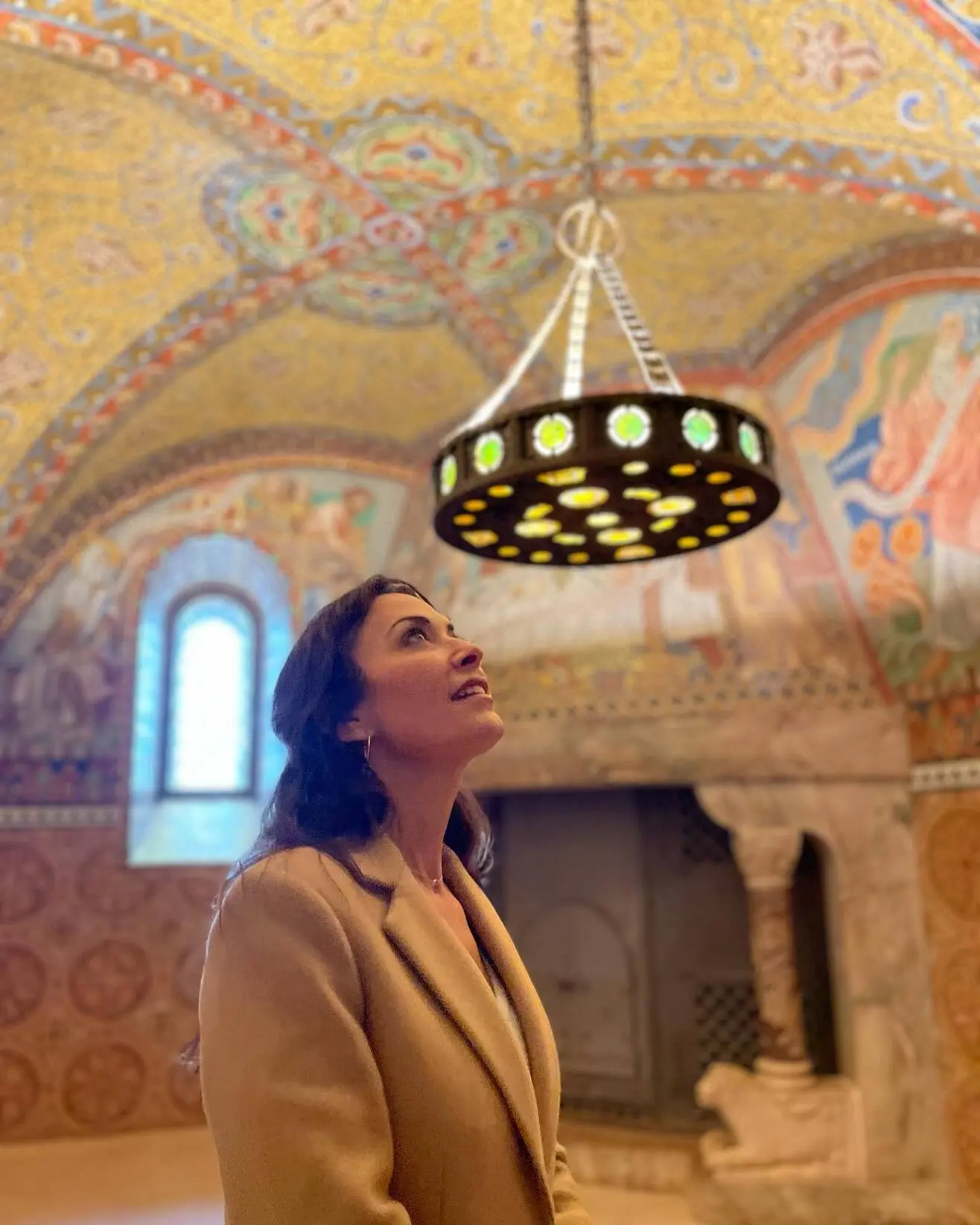 Karen looking at the ceramic ceiling during her visit in Valencia, Spain