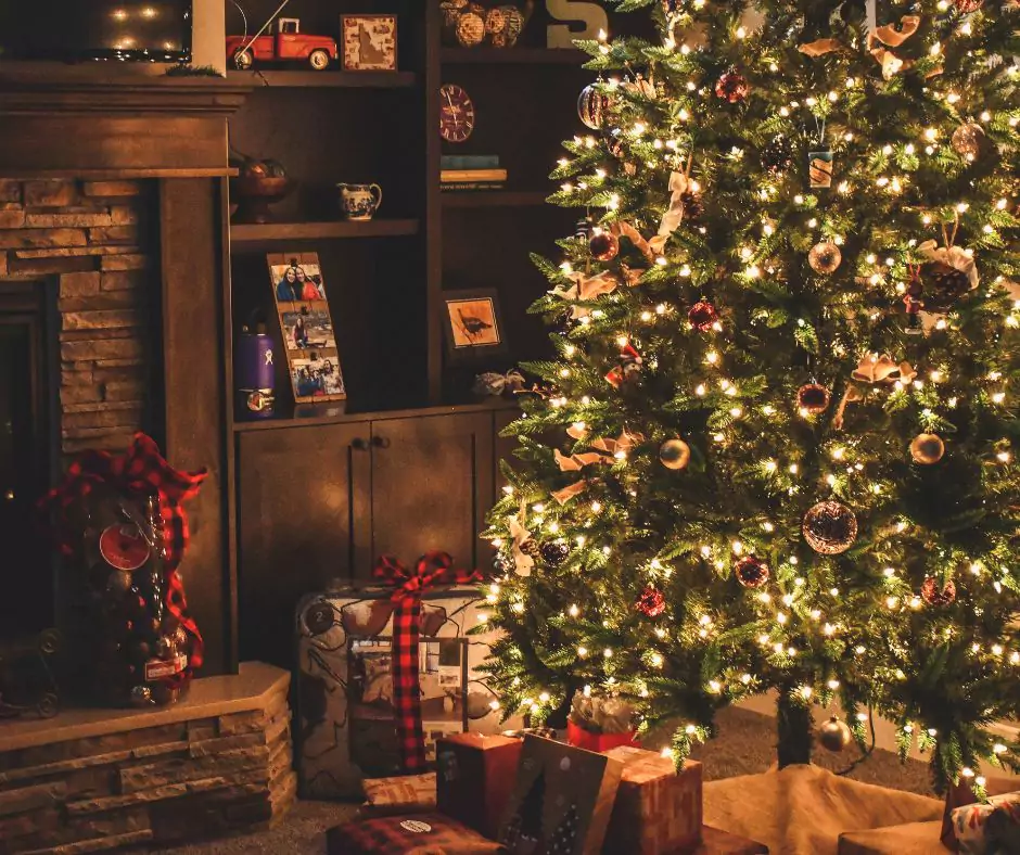a decorated classic christmas tree in a living room as one of christmas decor ideas for 2024