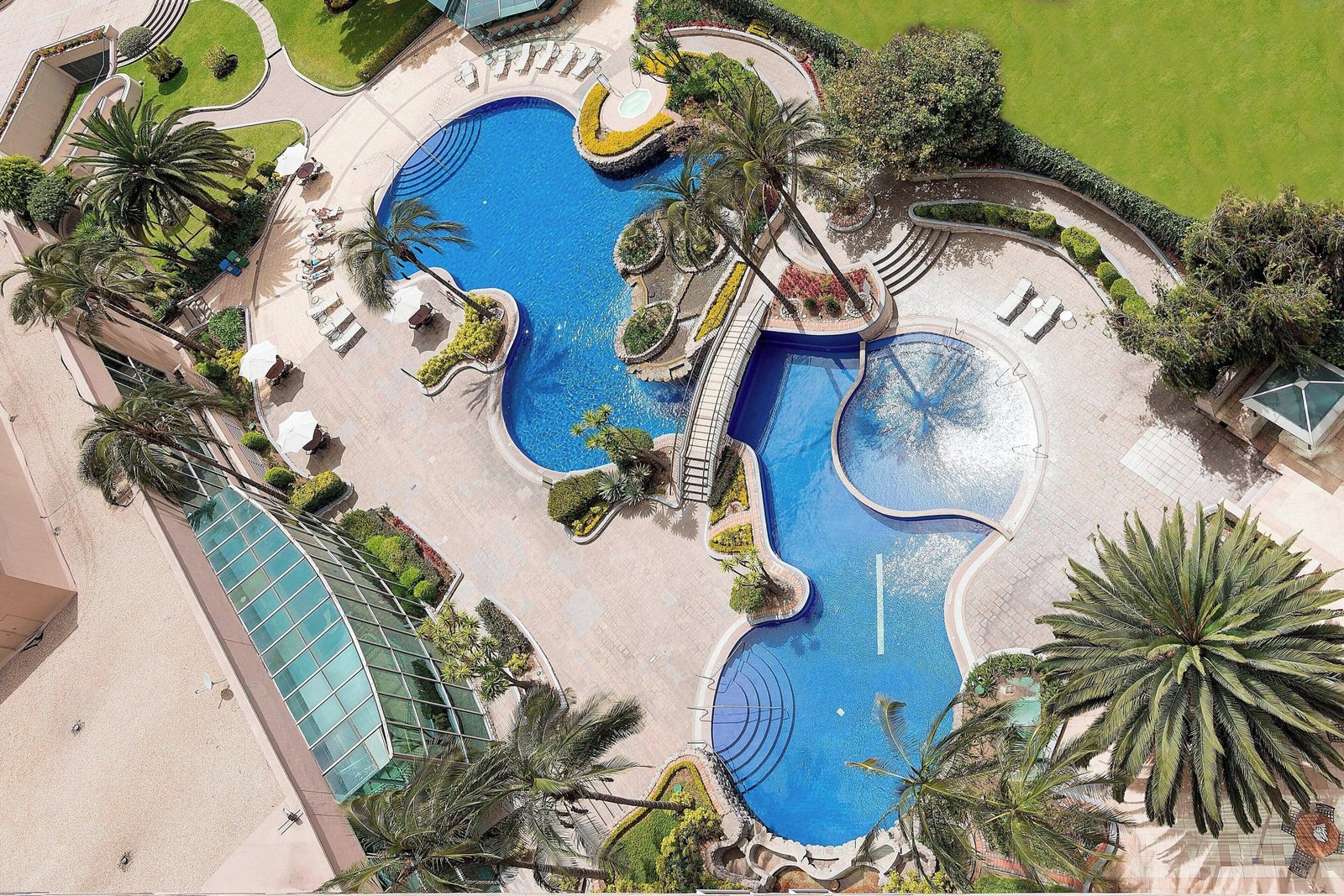 Outdoor pool, pool umbrellas, sun loungers of JW Marriott Quito