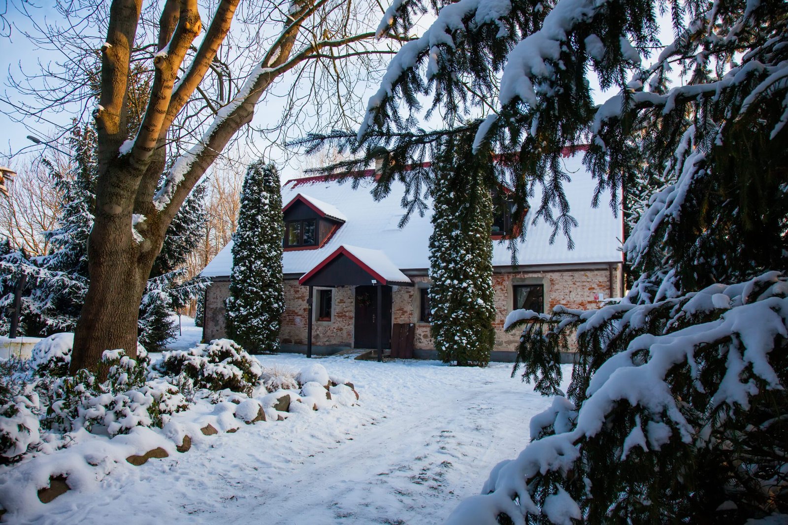 old brick house and trees around in snow in lower 2024 09 30 04 37 45 utc