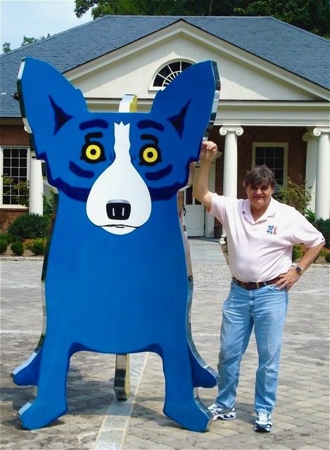 Cajun artist George Rodrigue with a Blue Dog sculpture at the Dixon Gallery & Gardens in Memphis, Tennessee, 2007